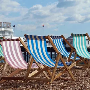 spacious-4-bed-house-with-free-parking-1-min-from-beach.brighton-hotels-england.com/